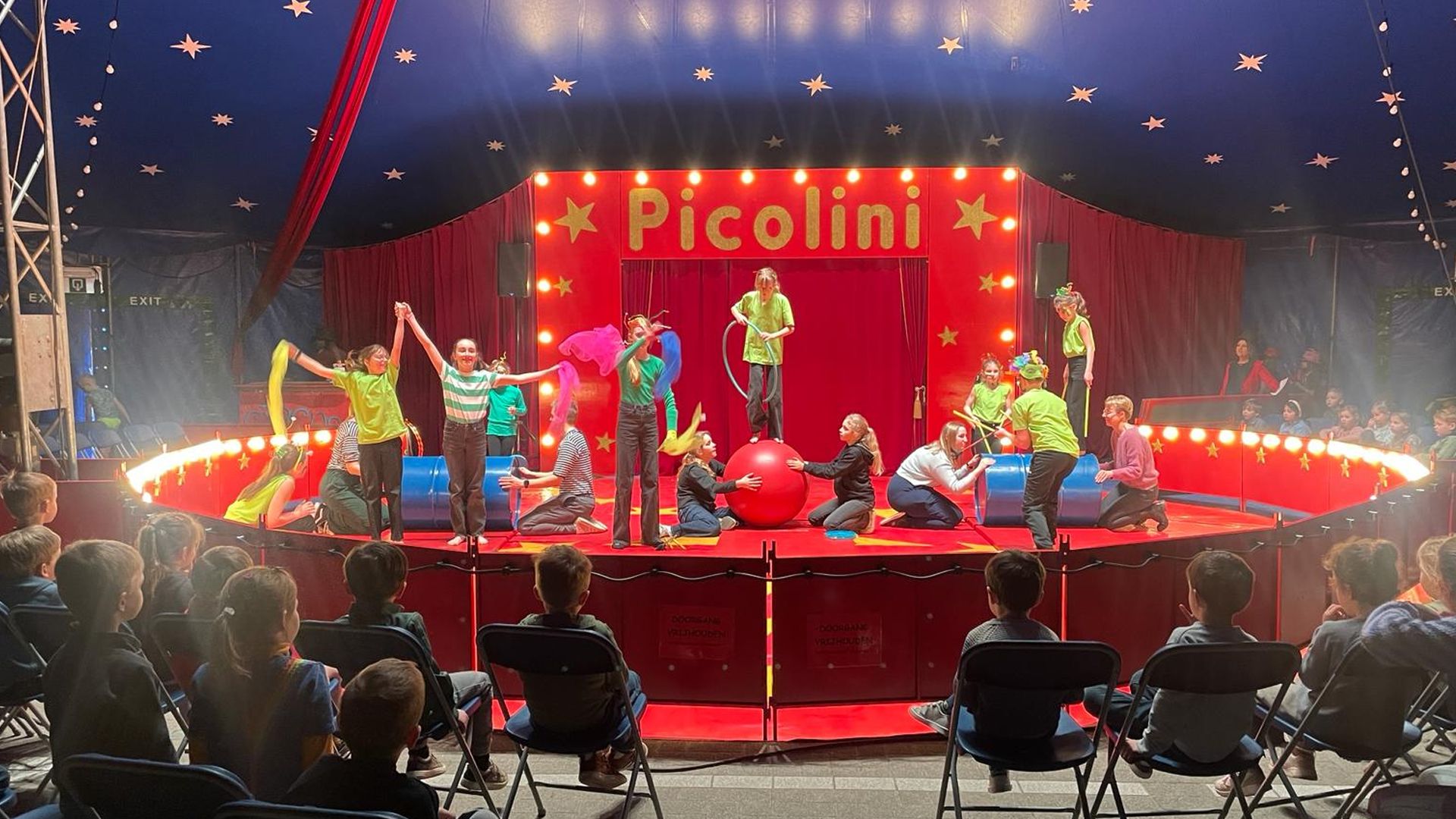 Clowns en acrobaten in circus Berlarini | RTV